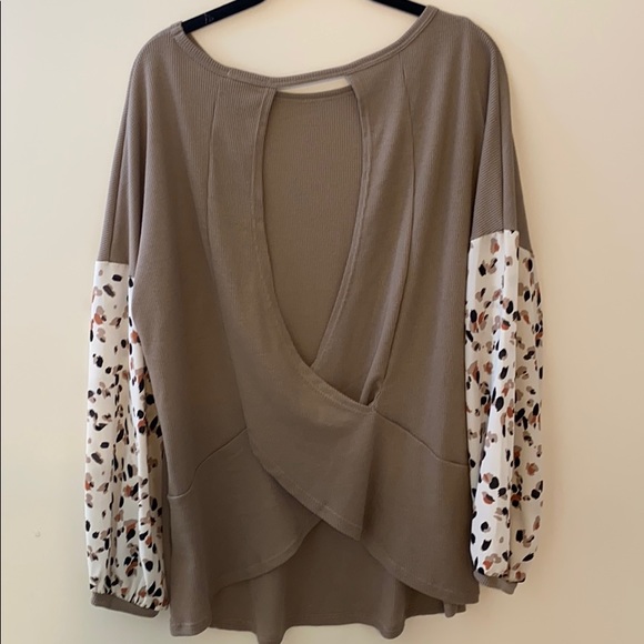 Beautiful top - Picture 3 of 3